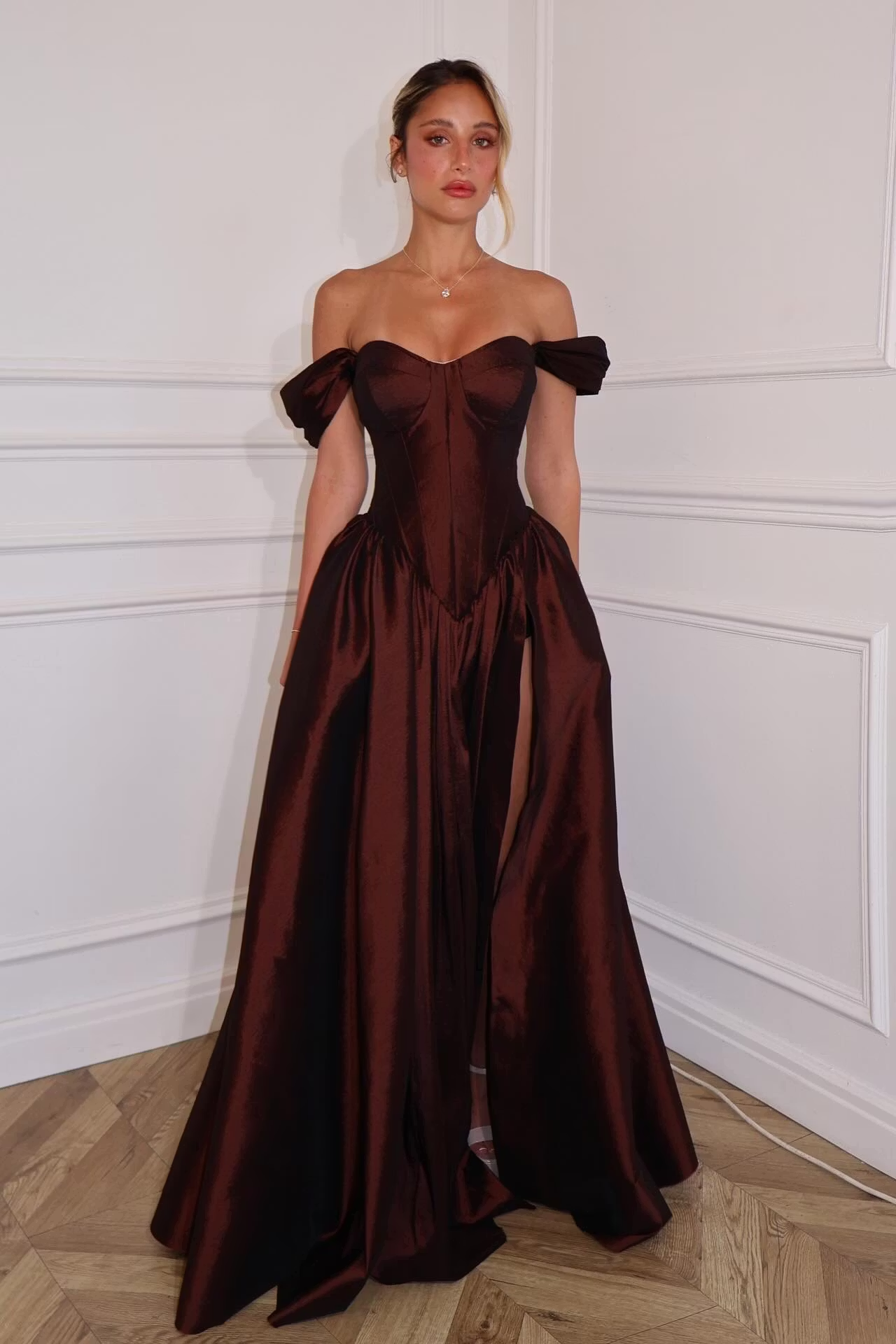 Satin V-Neck Off-The-Shoulder Strapless Sleeveless High-Waisted Long A-Line Prom Dress With Pleated And High Split | YC0480 Wellcucu
