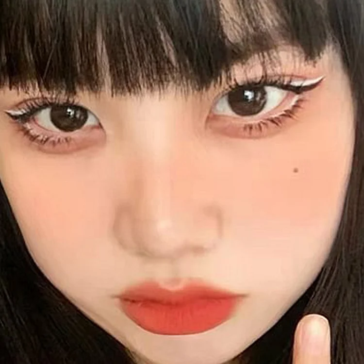 White- waterproof non-smudged very fine eyeliner