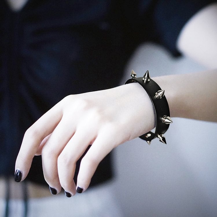 YOY-Unique Pointed Bracelet One-row Spike Rivet Bracelets