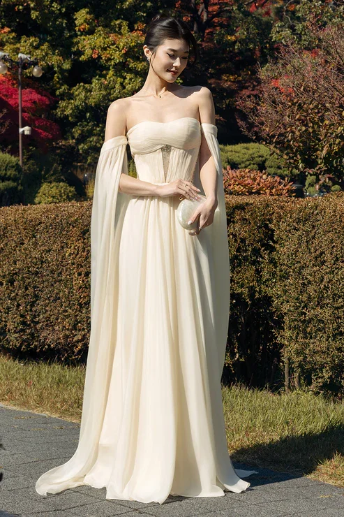 Chic Chiffon Strapless Detachable Capes Long A-Line Prom Dress With Pleated | JZ0124 Wellcucu