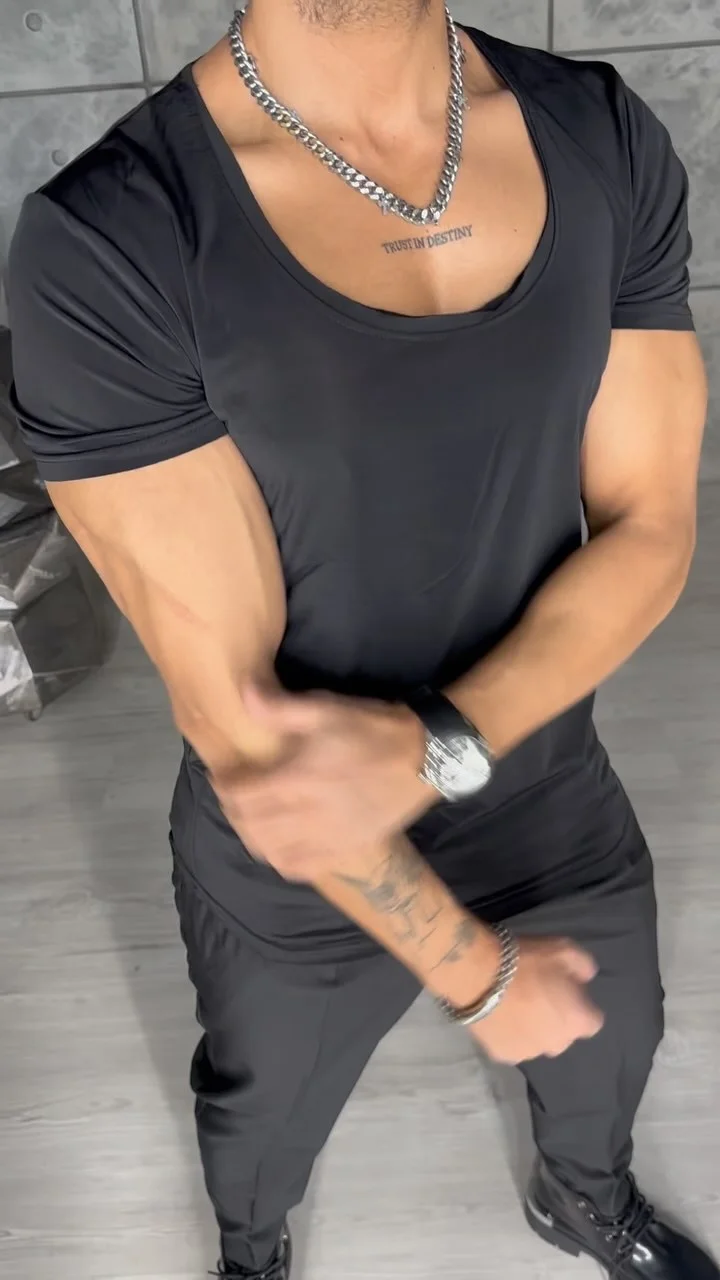 Tight-Fitting Short-Sleeved Top