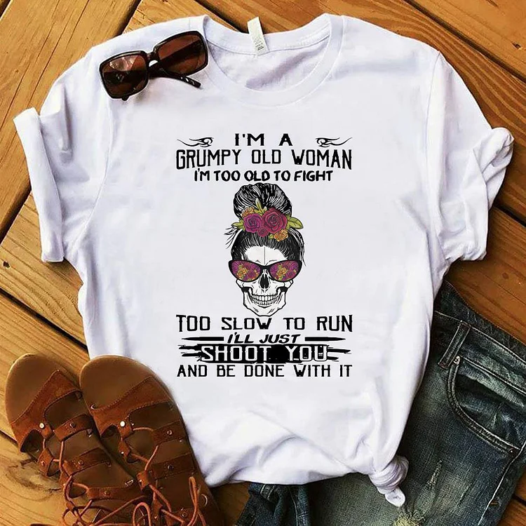 Bestdealfriday I’M A Grumpy Old Woman I’M Too Old To Fight Too Slow To Run I’Ll Just Shoot You And Be Done With IT-Shirt