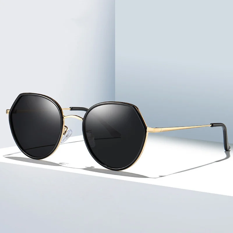 How to Pick Sunglasses for a 50-Year-Old Woman: Modern Elegance After 50