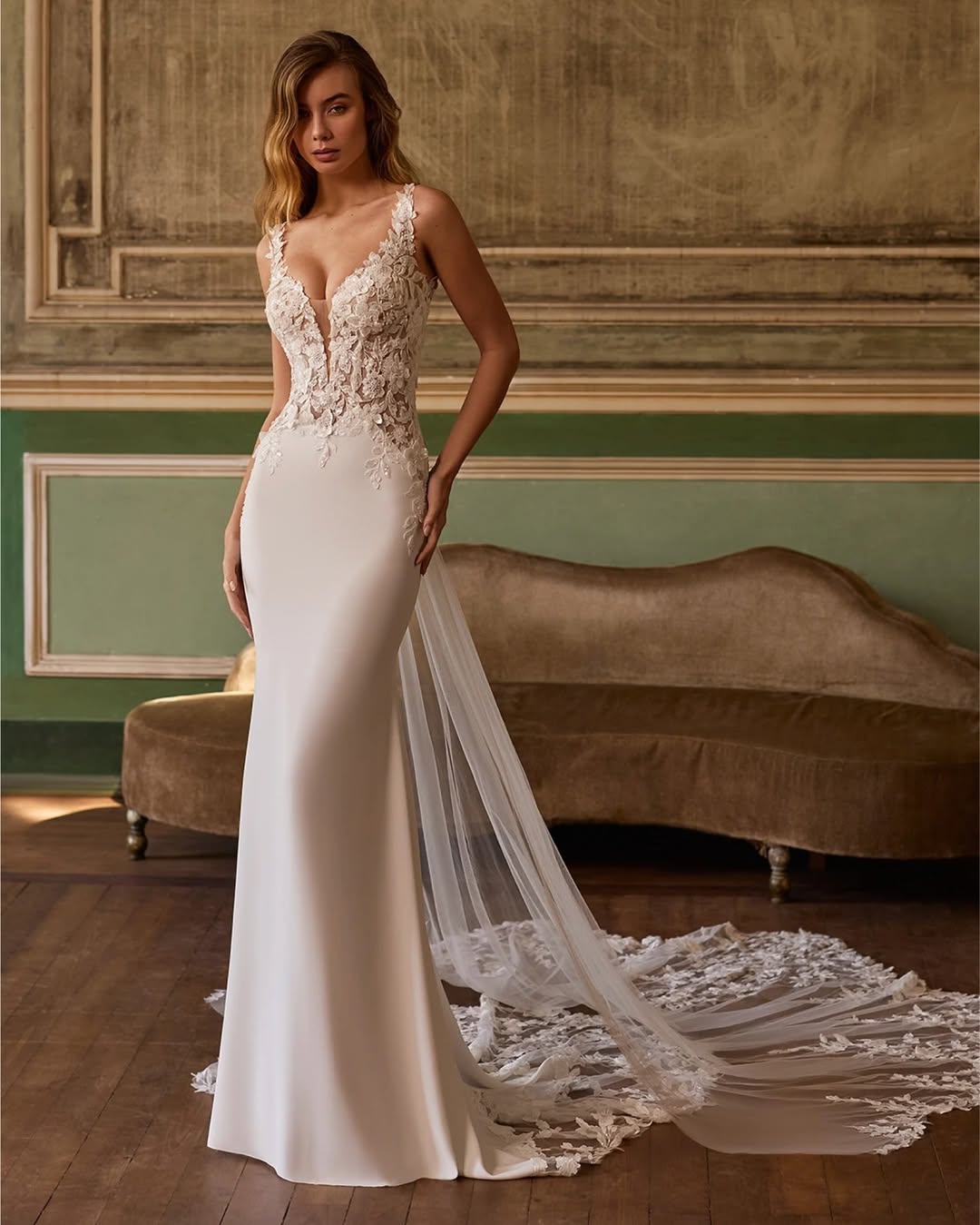 Lussooy Lace Modern Mermaid Applique Sleeveless Wedding Dress with Tulle