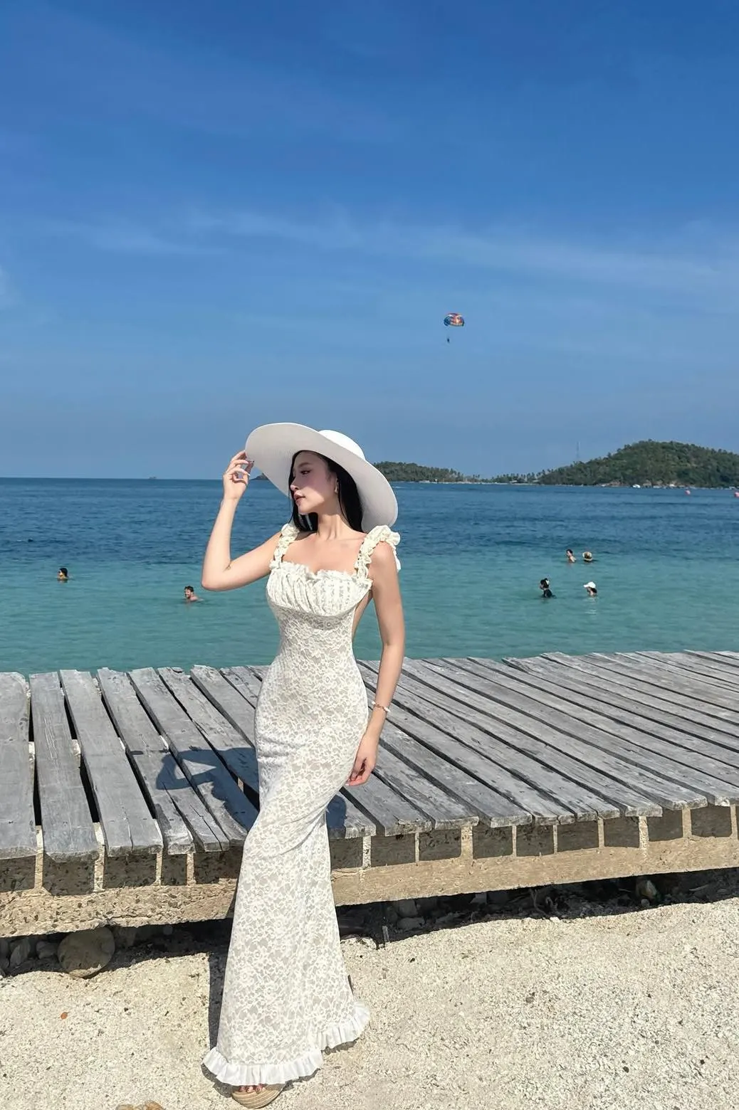 White Lace Wide Shoulder Straps Sleeveless High-Waisted Backless Long Pleated Mermaid Prom Dress | PM0031 Wellcucu