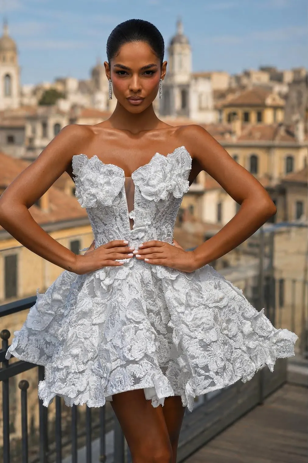 White V-Neck Strapless Sleeveless High-Waisted Short A-Line Homecoming Dress With Appliques | PM0124 Wellcucu