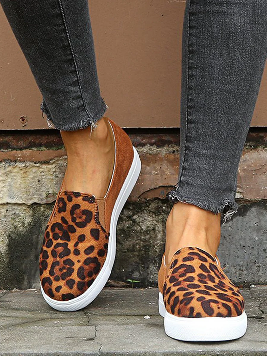 Leopard Printed Round Toe Flat Sneakers