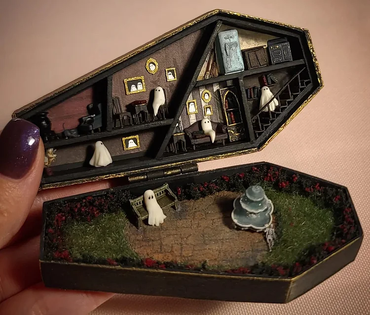 👻LOWEST PRICE IN HISTORY👻 Haunted coffin minature dollhouse with tiny ghosties inside