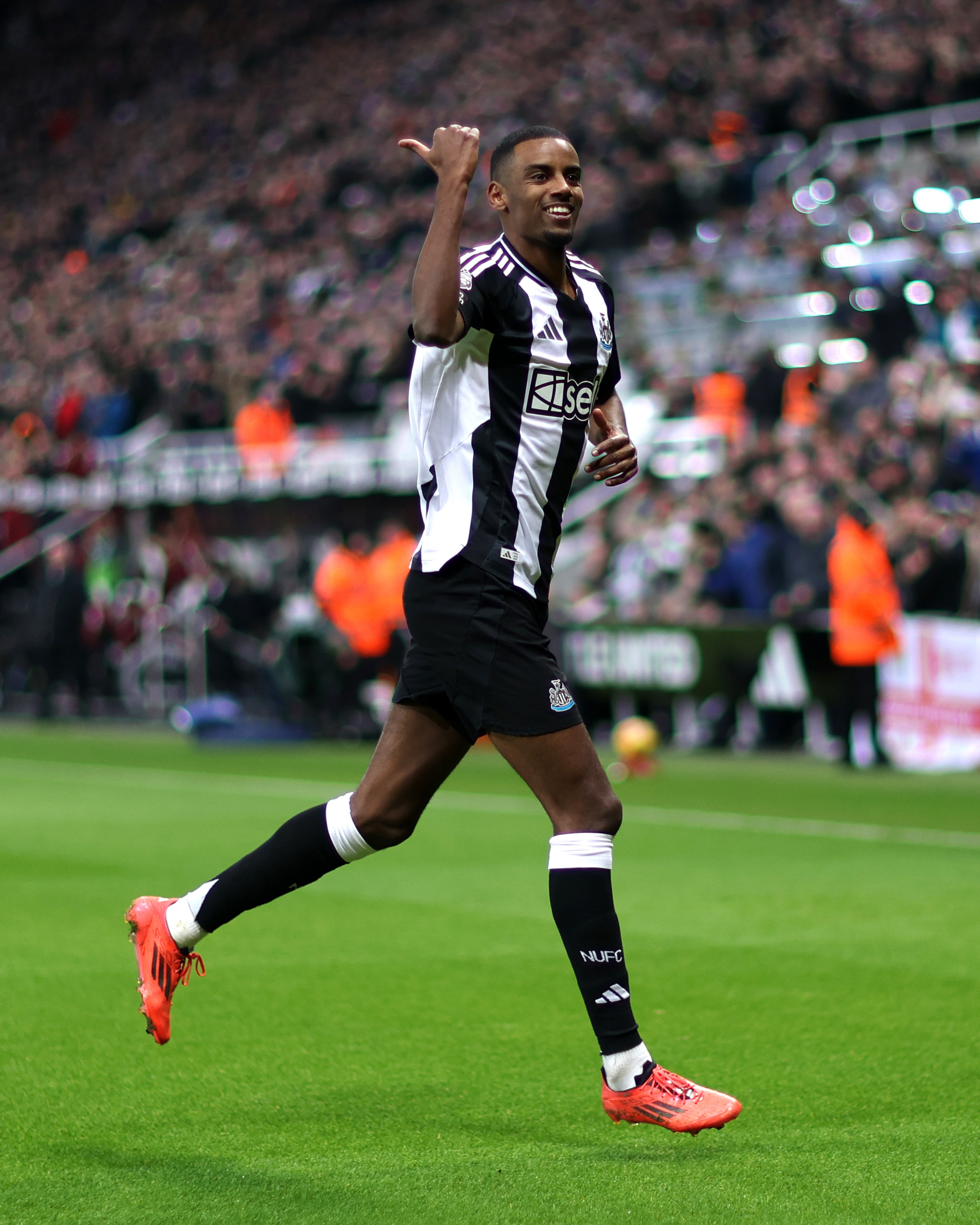 Newcastle United Responds to Isak Transfer Rumors: No Summer Departure Promisejersey|football shirt|football kit|football sportswear