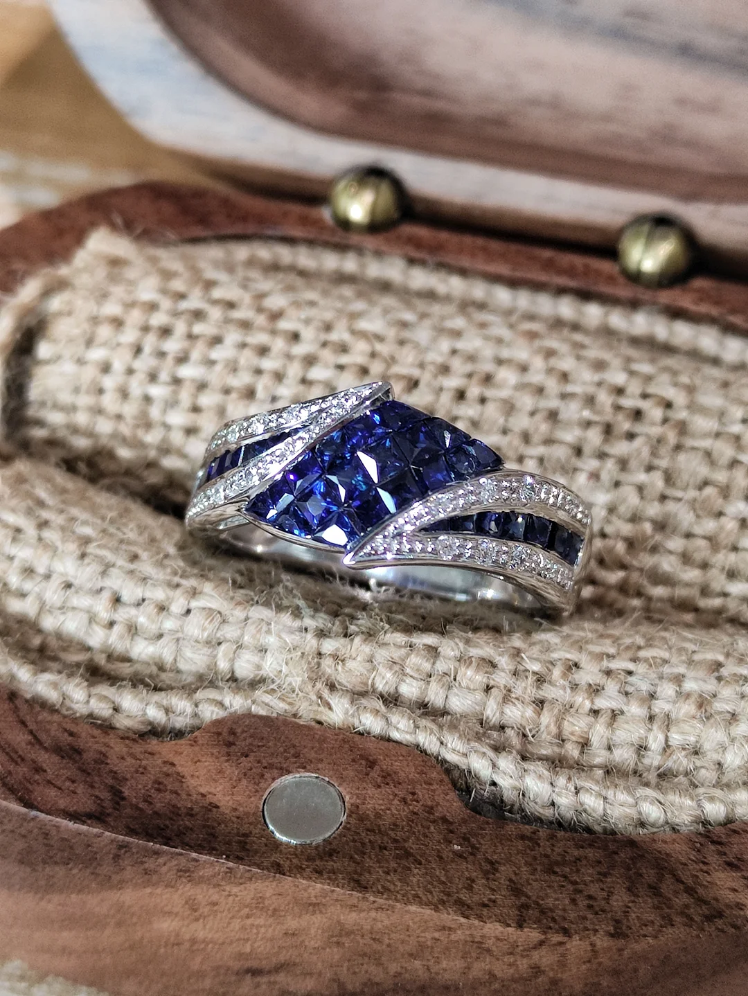 S632 【品牌】蓝宝钻石无边镶白金戒指K18WG，4.6g，14/53码【带品牌刻印，蓝宝石颜色浓郁透亮，简约有设计感，工艺精湛，精品】