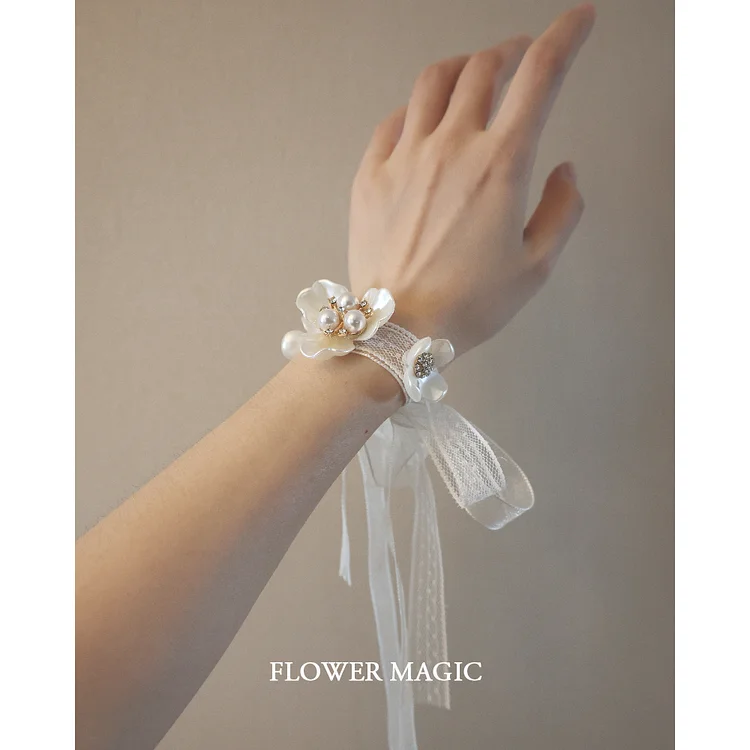 Minimalist beautiful fairy lace white magnolia bride and bridesmaid sisters Unity wedding ribbon wrist flower hand decoration 花之魔法 ldooo