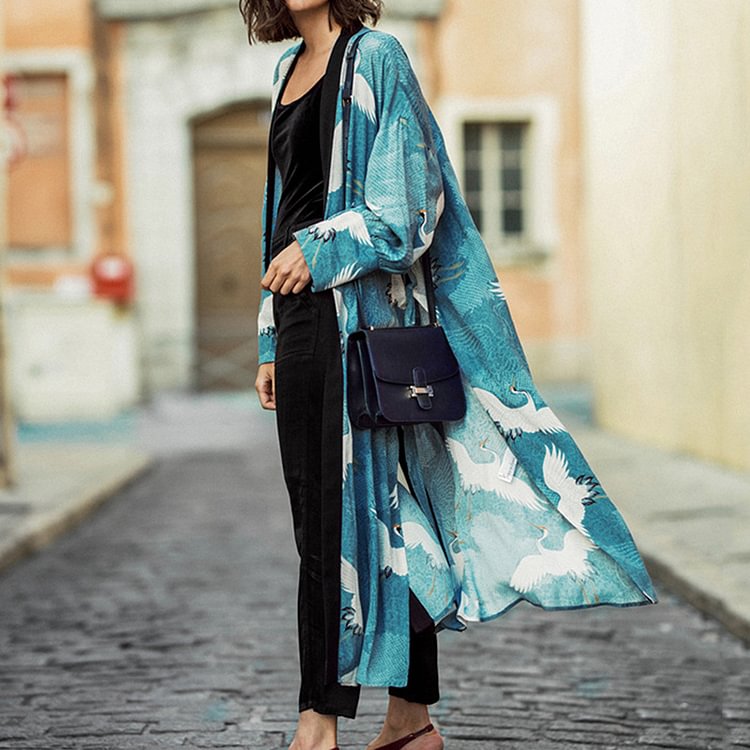 VChics Casual Crane Pattern And Black Side Slit Kimono