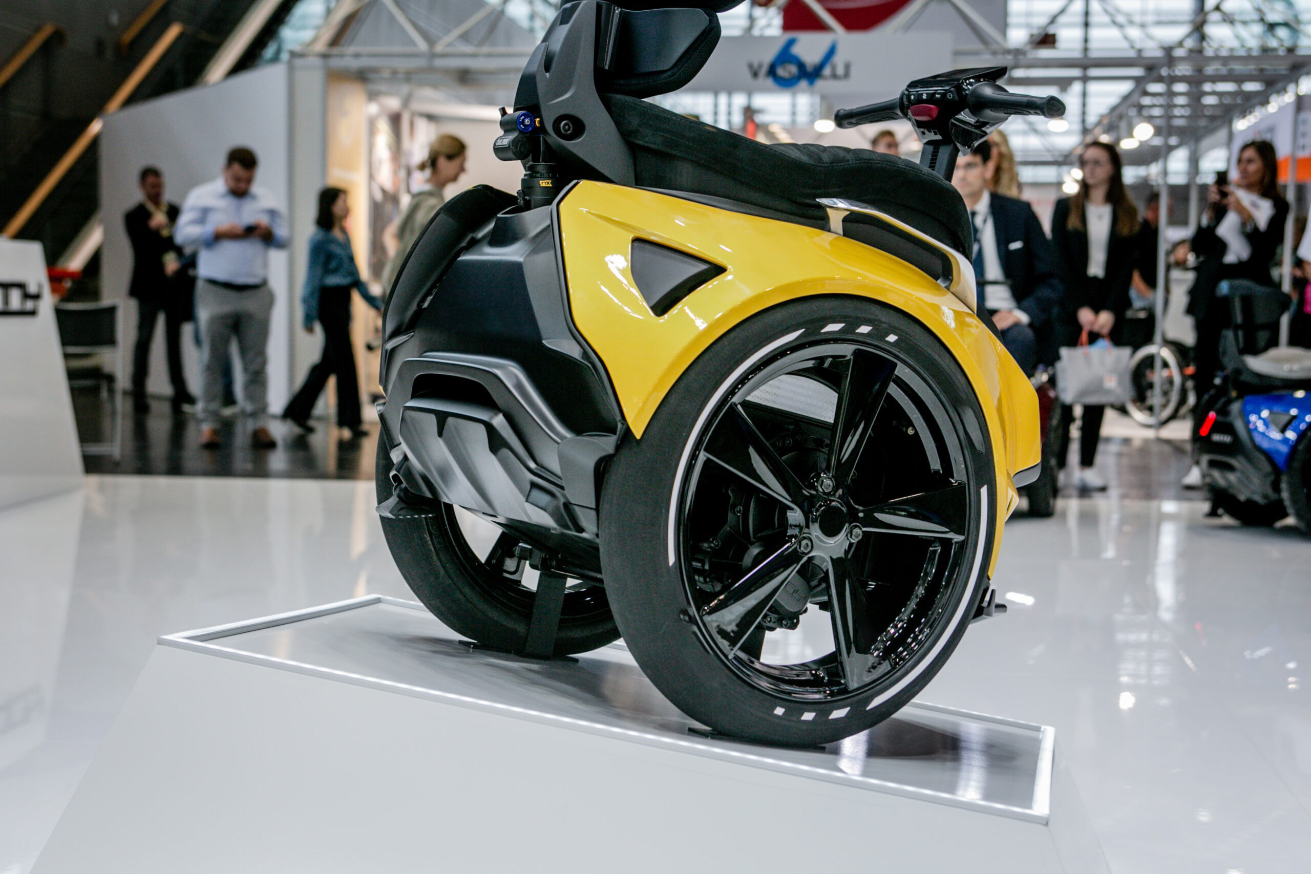 Fullfledged electric vehicle, on two wheels like a motorcycle