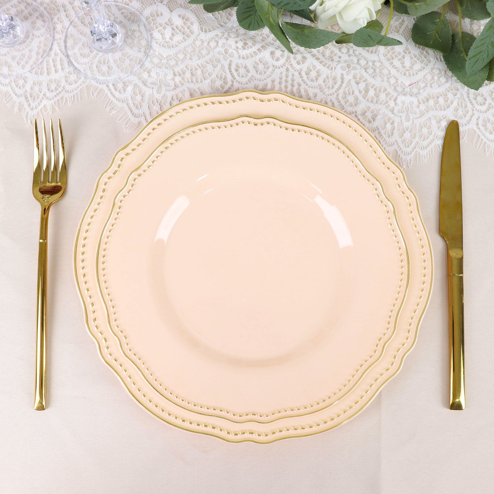 Pack Nude Gold Scalloped Rim Plastic Dinner Plates
