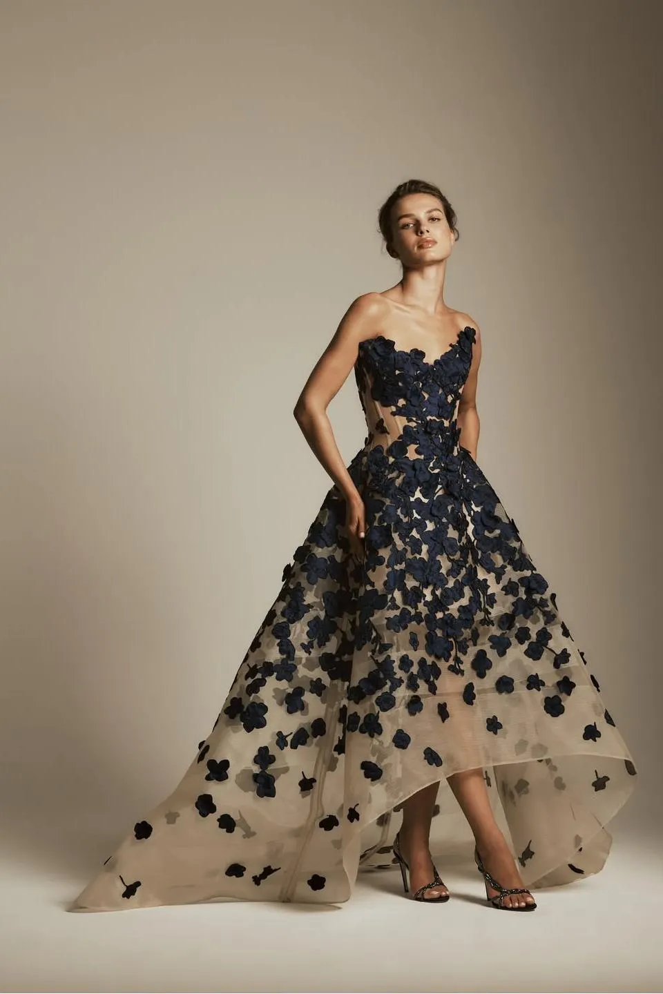 Tulle V-Neck Strapless Sleeveless Long A-Line Prom Dress With Appliques | XJ0907 Wellcucu