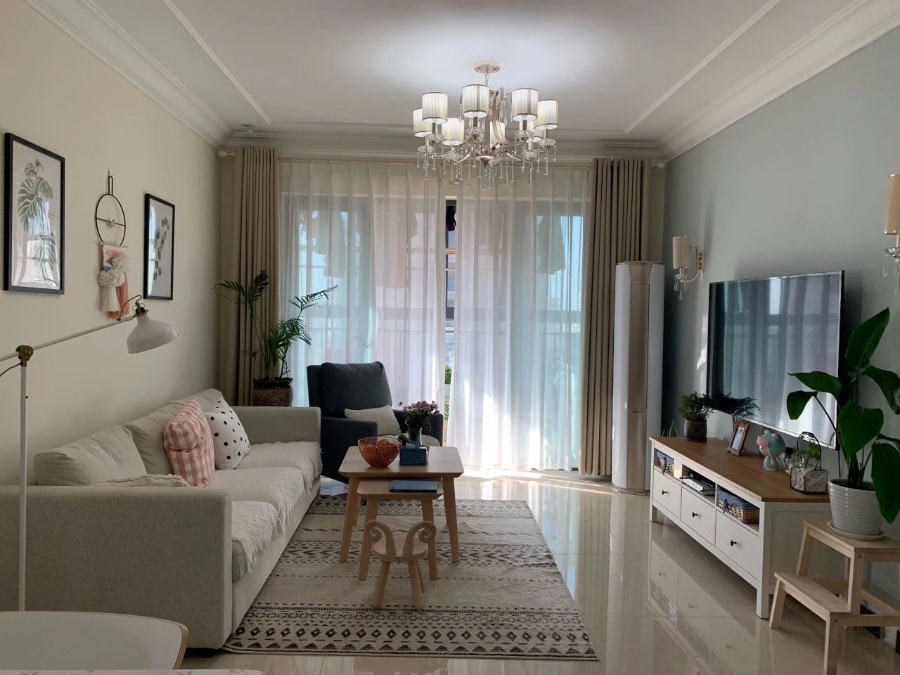 Which types of lighting in the living room are both aesthetically pleasing and functional?