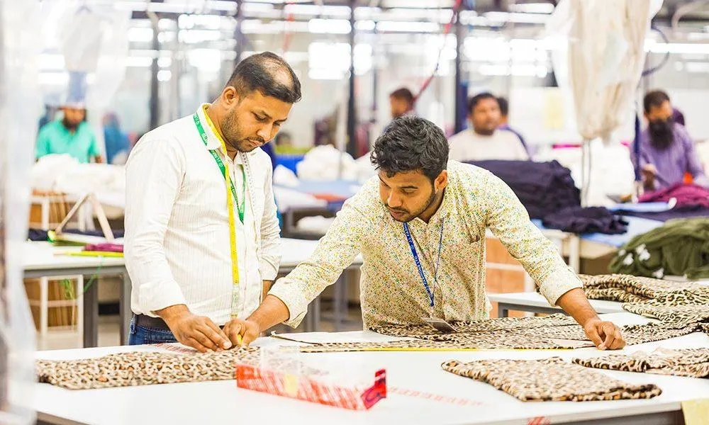 The Challenge of Recycled Fabric MOQs: How Brands Balance Sampling Accuracy and Production Planning