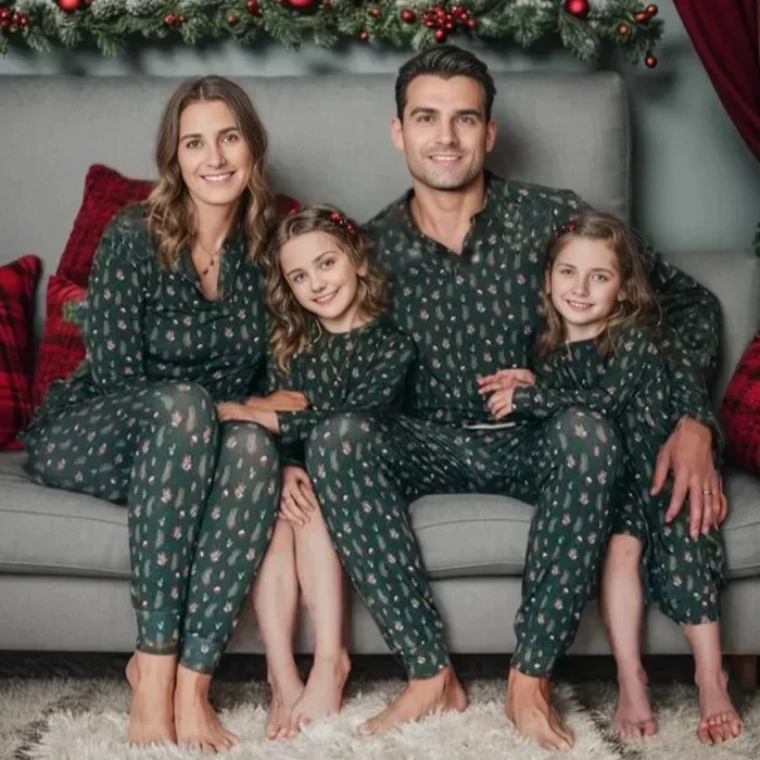 Christmas Leaves Pattern Forest Green Matching Family Pajamas Set