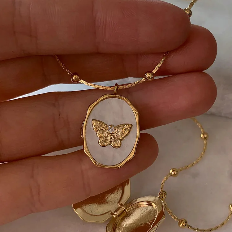 Butterfly shell opening and closing necklace