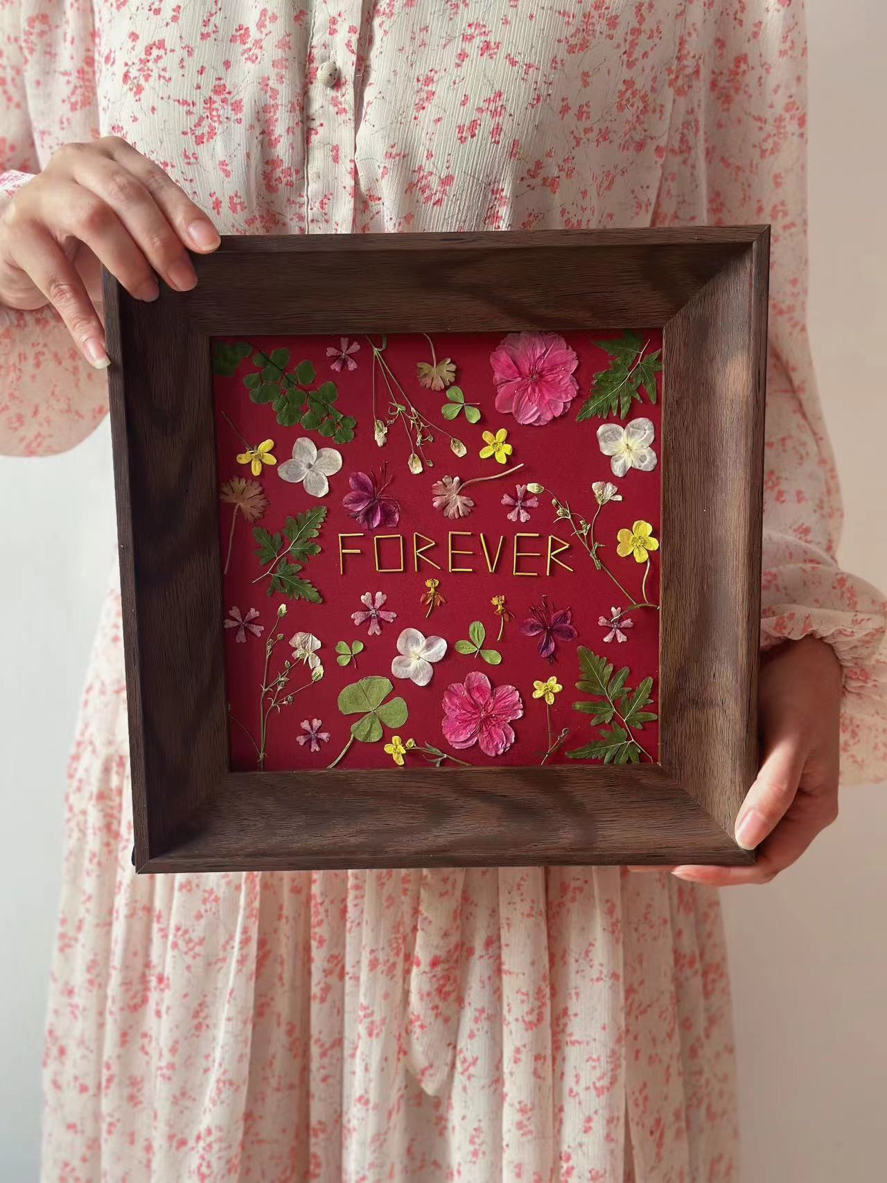 Eternal Heart 1 |Resin Or Wooden Fame |Custom Pressed Flower Preservation | Wedding Flowers | Memorial Flower | Meadow Design | Home Decor