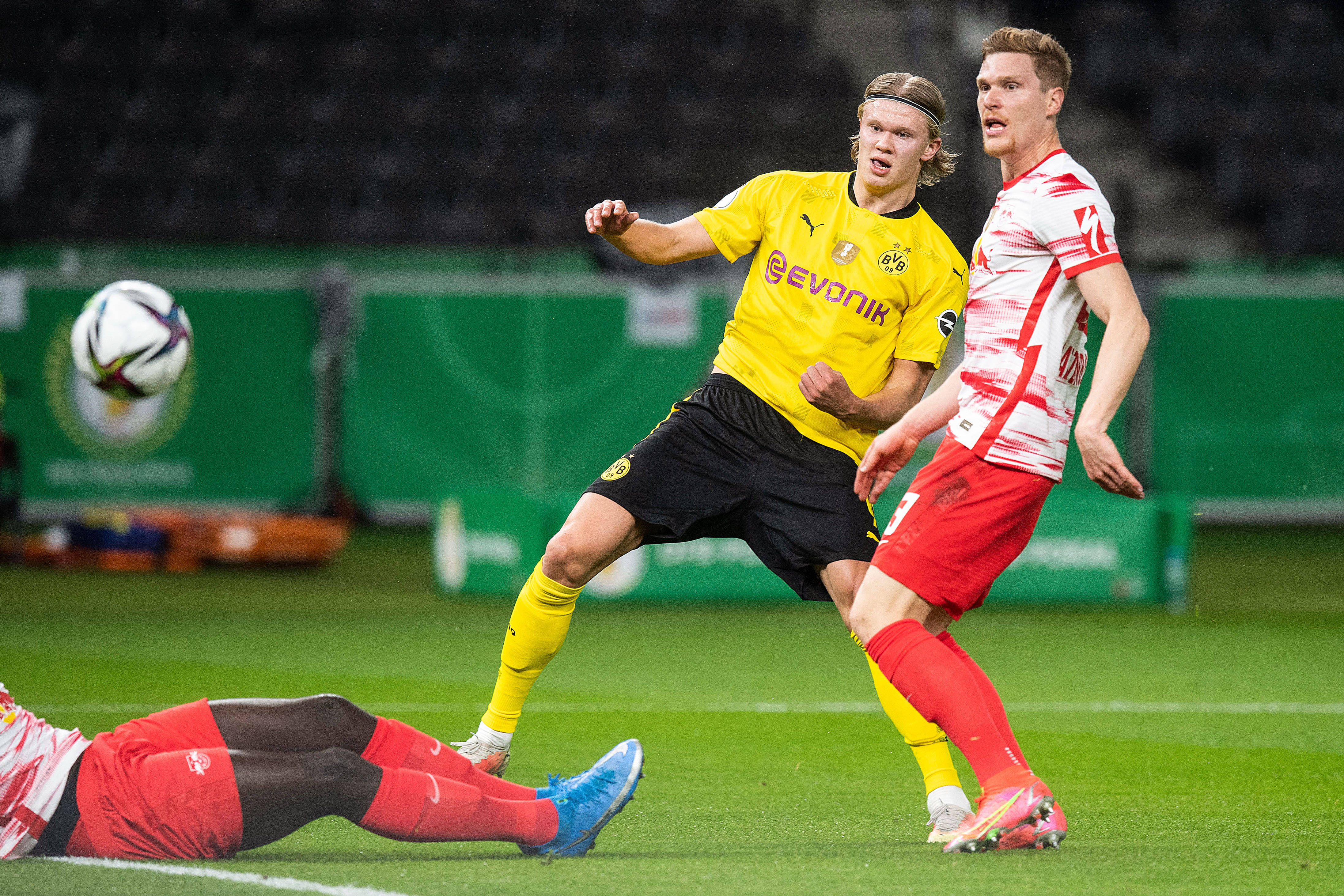 Dortmund Edges Essen in German Cup Opener: Giroud’s Winner Seals Narrow Victoryjersey|football shirt|football kit|football sportswear