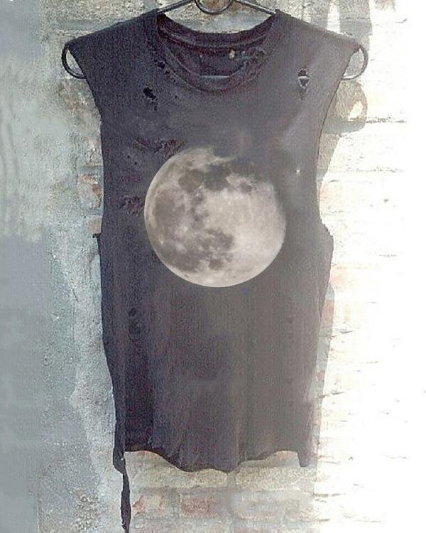 Moon Hole Round Neck T-shirt Women's Sleeveless Vest - Chicaggo