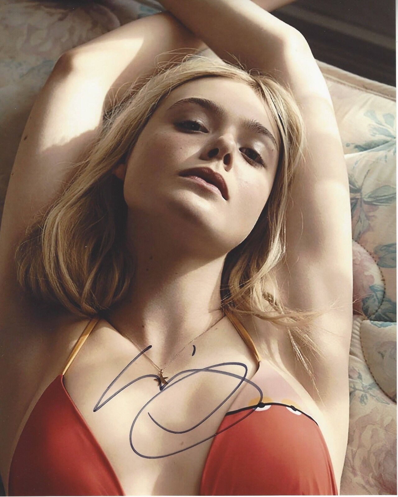 ACTRESS ELLE FANNING SIGNED 8x10 Photo Poster painting w/COA MALEFICENT 2 TEEN SPIRIT LEAP