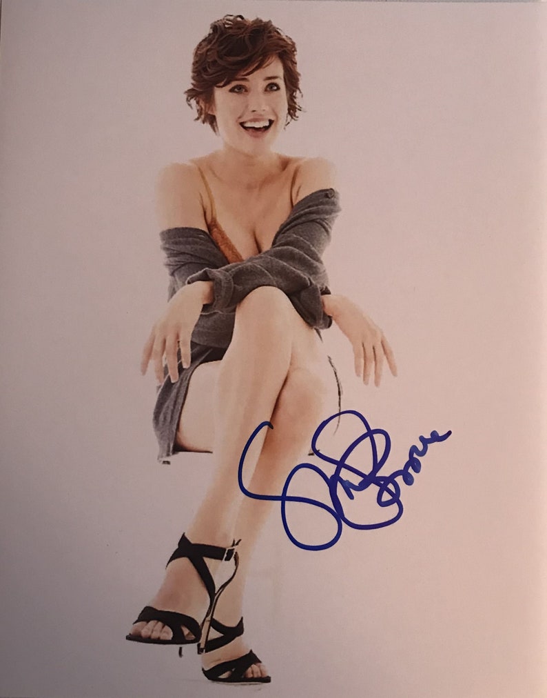 Megan Boone Signed Autographed Glossy 8x10 Photo Poster painting - COA Matching Holograms