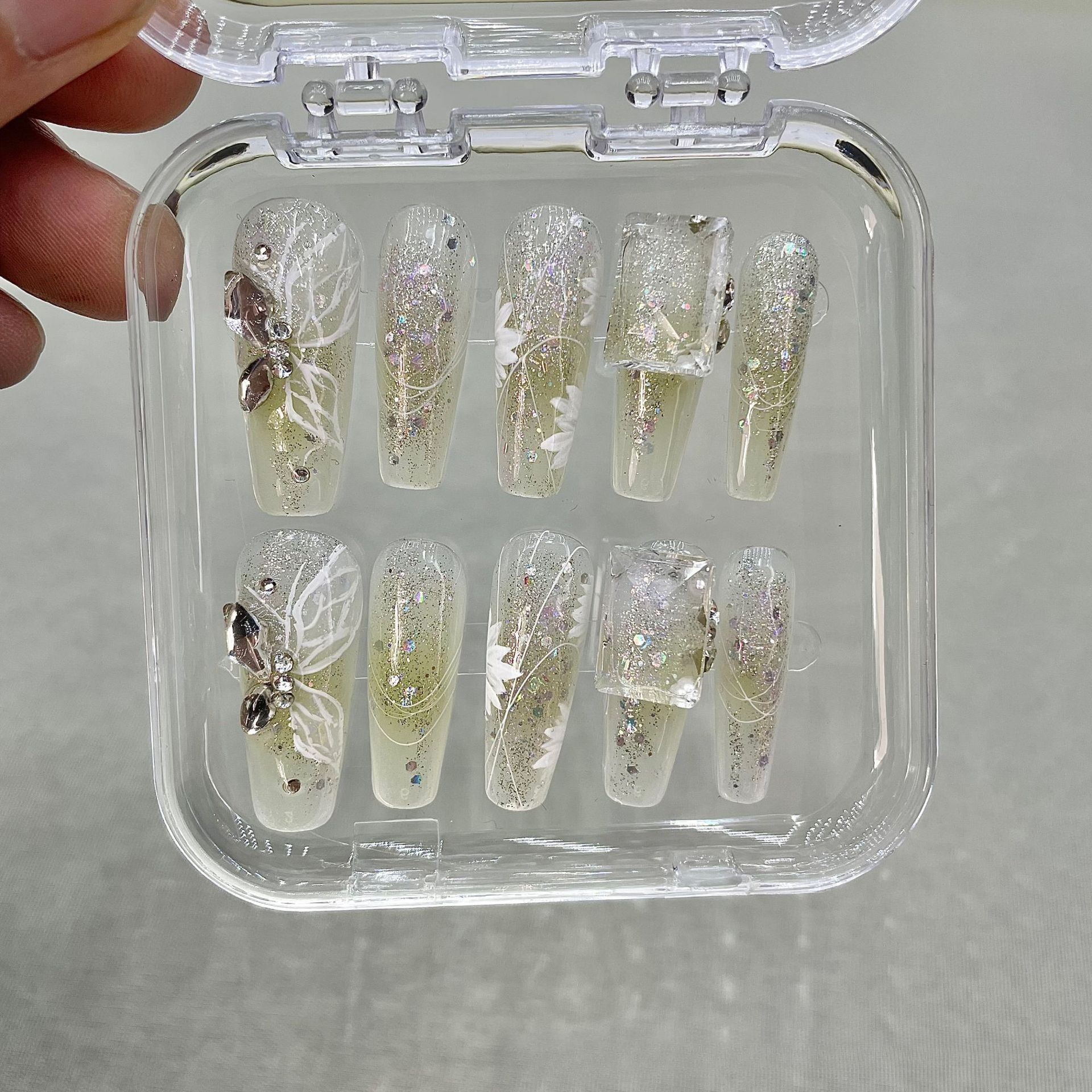 Roigam Diy Green Butterfly Kawaii Press on Nails Handmade False Nails Sparkling Pearl Rhinestone Press on Nail Tips Art Women's Gift