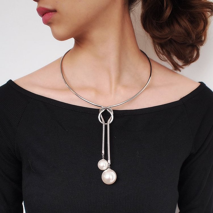 Large necklace with round exaggeration