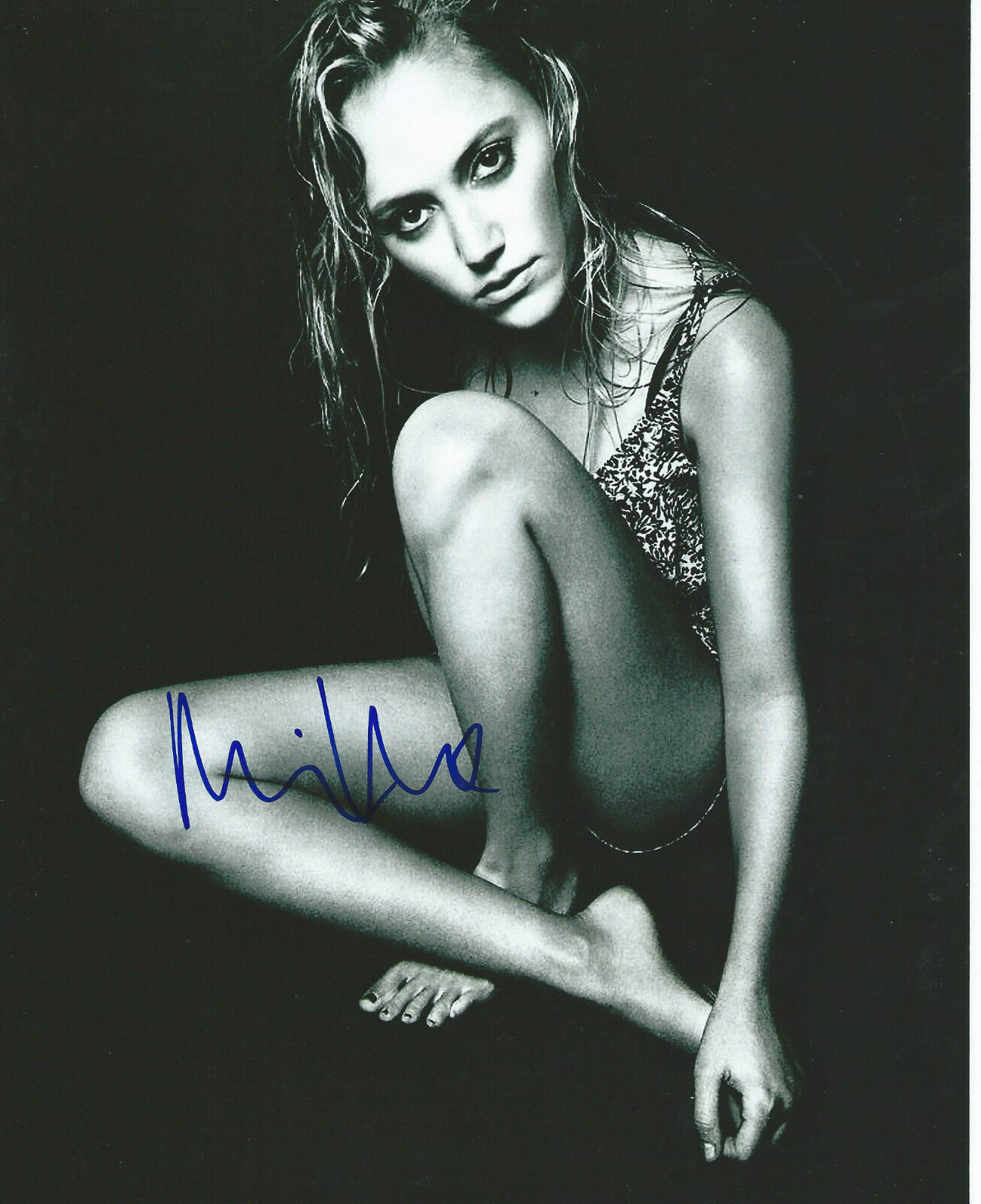 **GFA Sexy Movie Actress *MAIKA MONROE* Signed 8x10 Photo Poster painting MH4 COA**