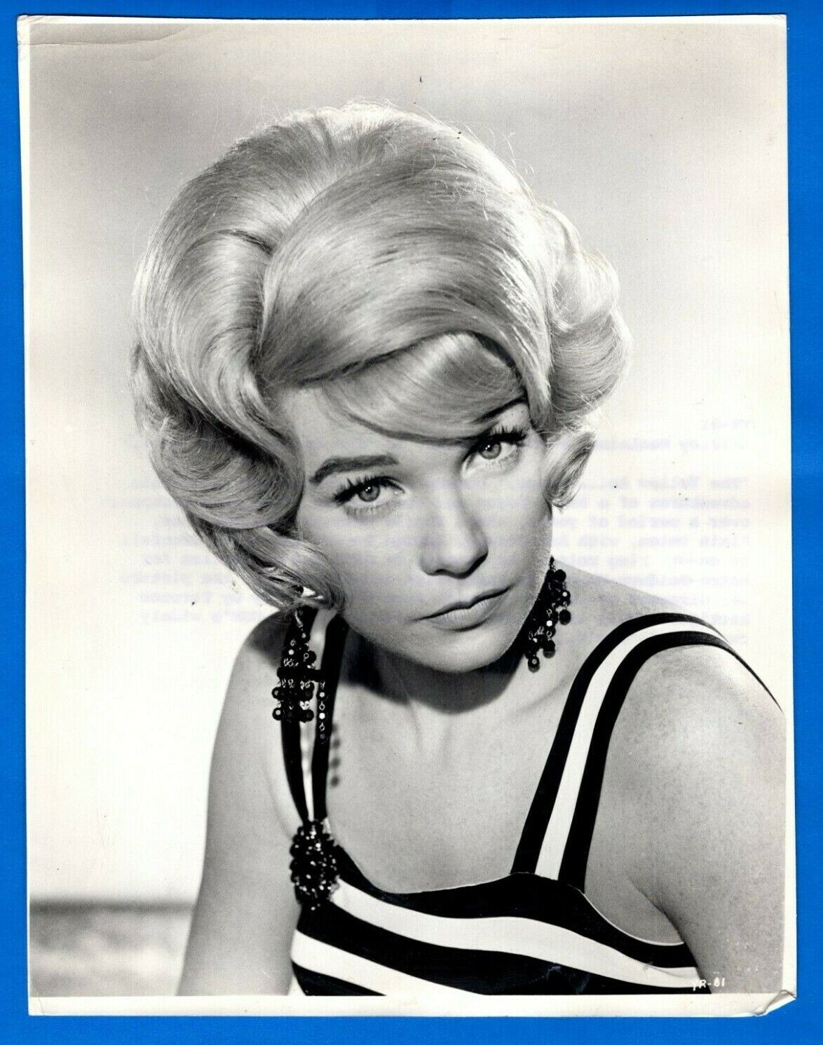 SHIRLEY MACLAINE Actress Vintage 7.5x9.75 Photo Poster painting 1965 THE YELLOW ROLLS ROYCE