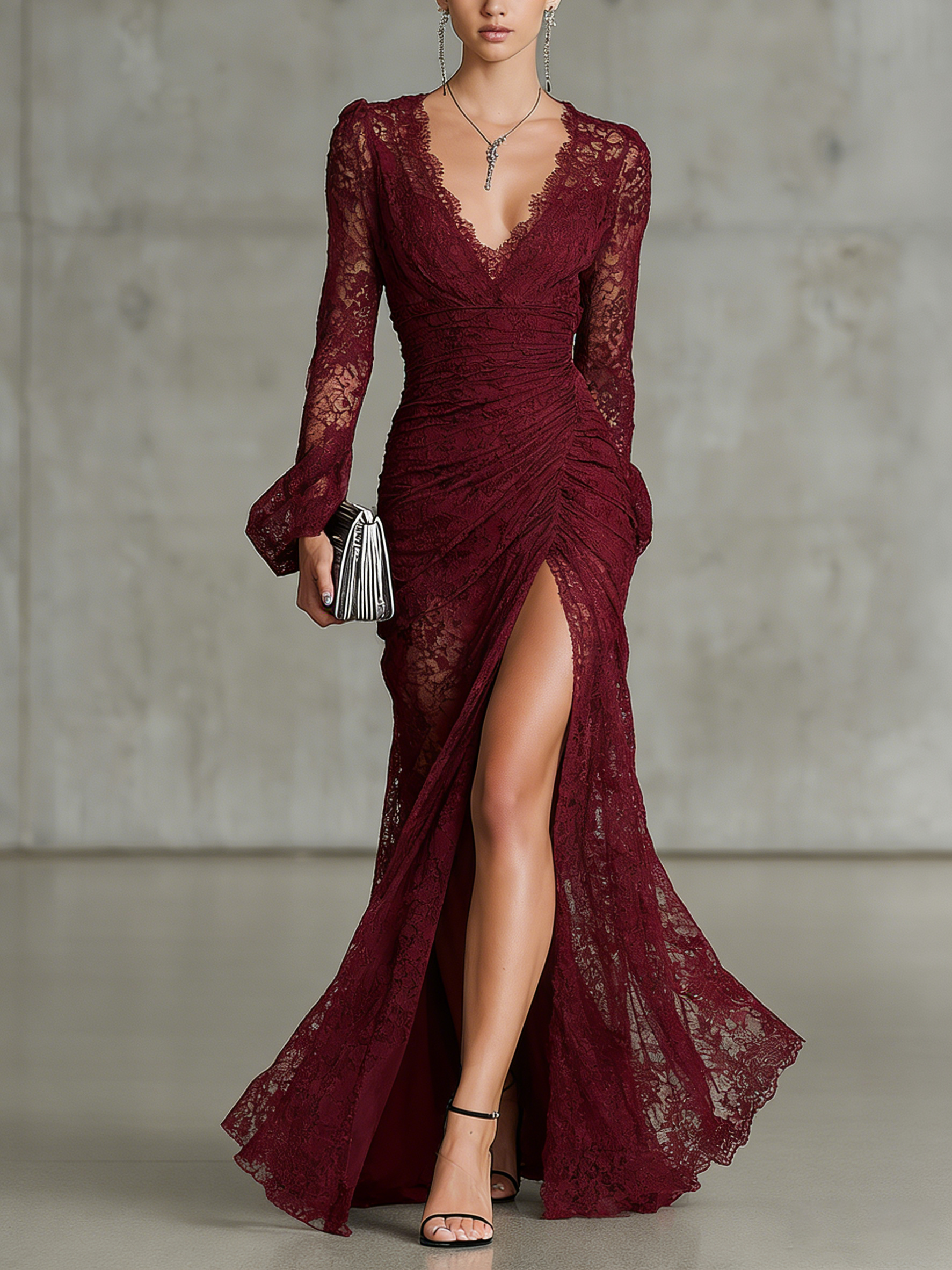 Vestido comprido transparente com detalhes em renda, mangas compridas e racha.