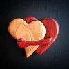 Bouton pinback en bois intarsia de coeurs aimants