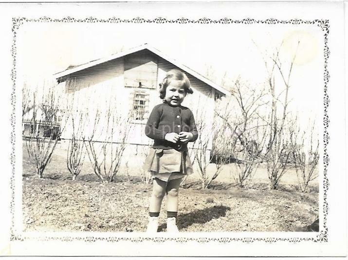 Found ANTIQUE Photo Poster painting bw YOUNG GIRL 1930's CHILD Snapshot VINTAGE 111 16 N