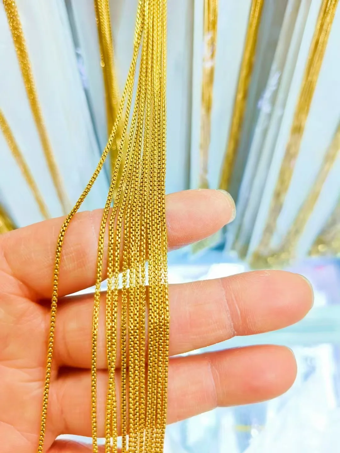 Interchangeable chains that can be worn as a minimalist necklace.