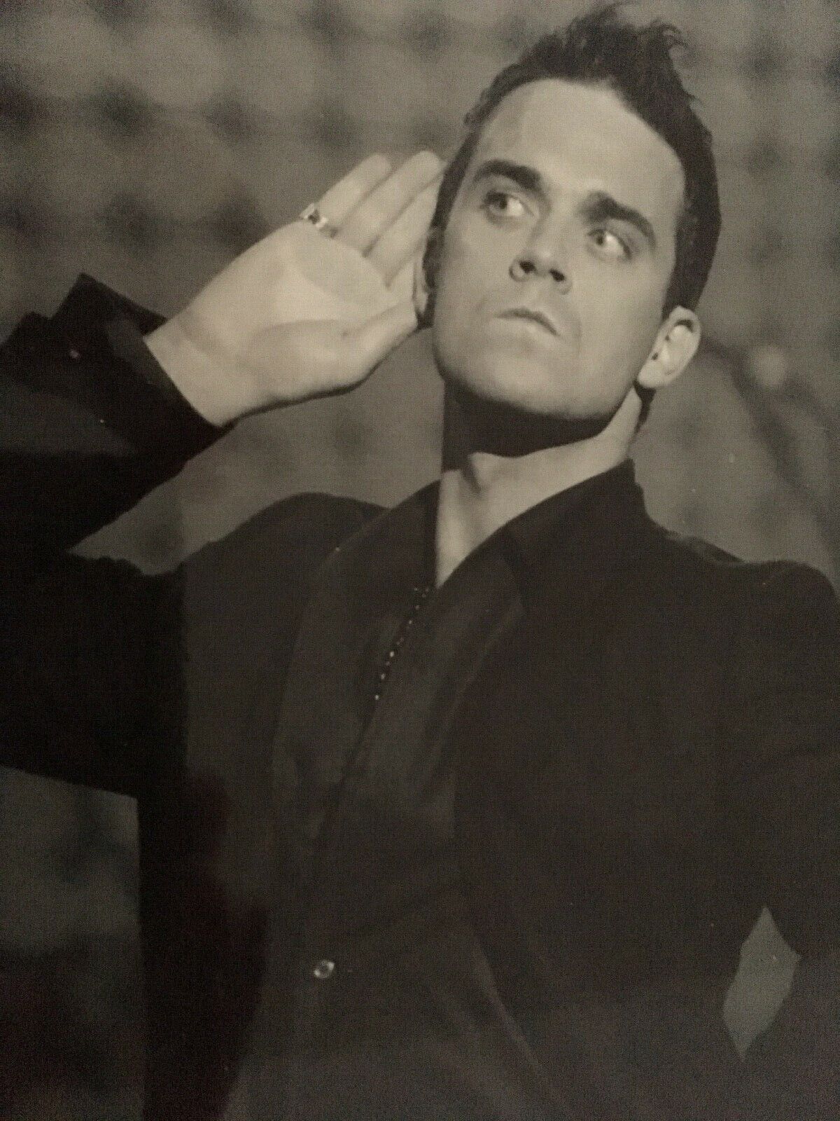 ROBBIE WILLIAMS - TAKE THAT CHART TOPPING SINGER - BRILLIANT UNSIGNED Photo Poster paintingGRAPH