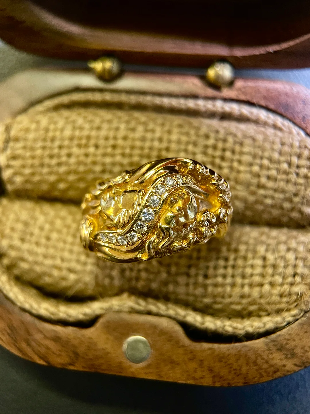 S246 西班牙皇室品牌卡雷拉戒指au750，8.54g，14.5/54码【浮雕形态为男神女神，钻石好，款式稀有，适合日常佩戴】
