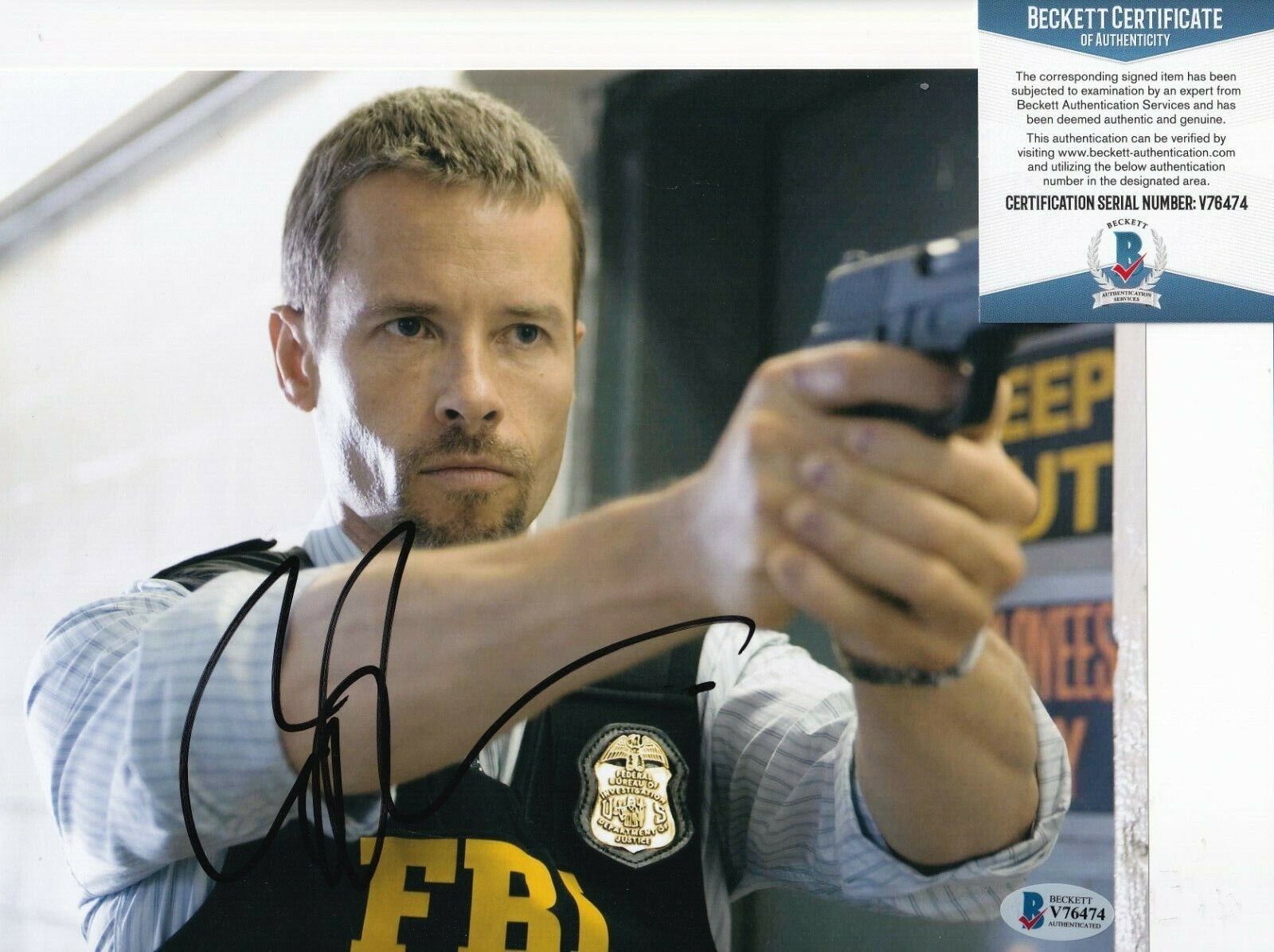 GUY PEARCE signed (TRAITOR) Roy Movie autographed 8X10 Photo Poster painting BECKETT BAS V76474