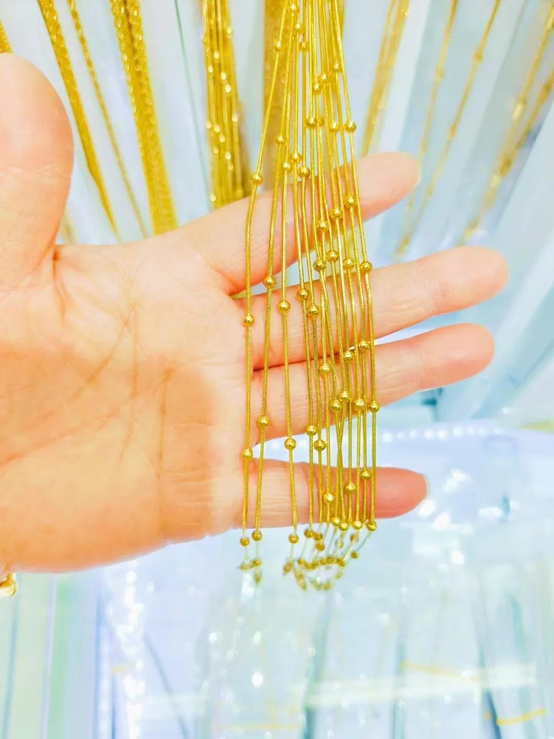 Interchangeable chains that can be worn as a minimalist necklace.