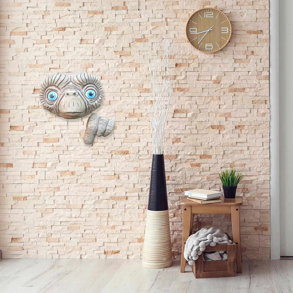 Resin Craft Alien Peeker Statue Yard Art Ornament Garden Fences Door Decor