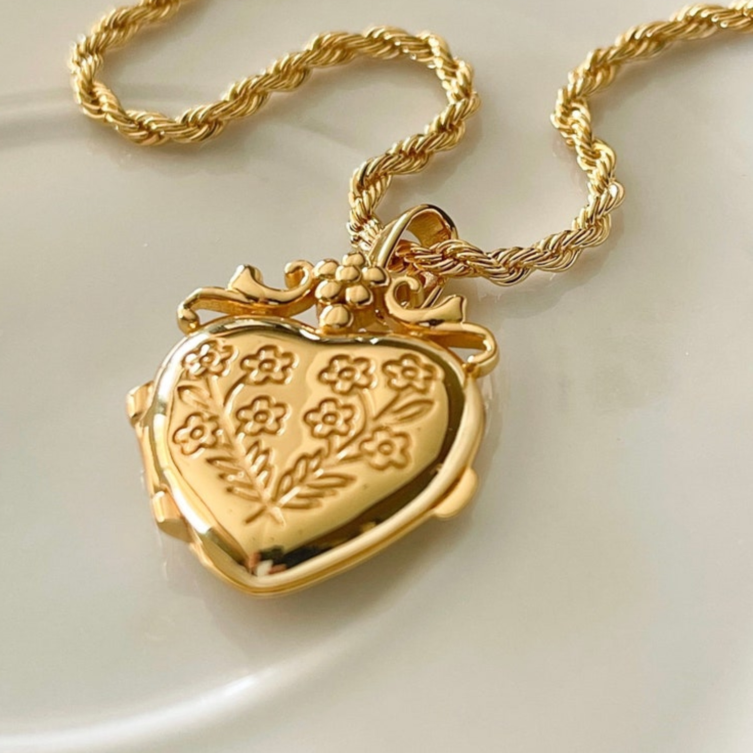 Women's Love Flower Album Pendant Necklace