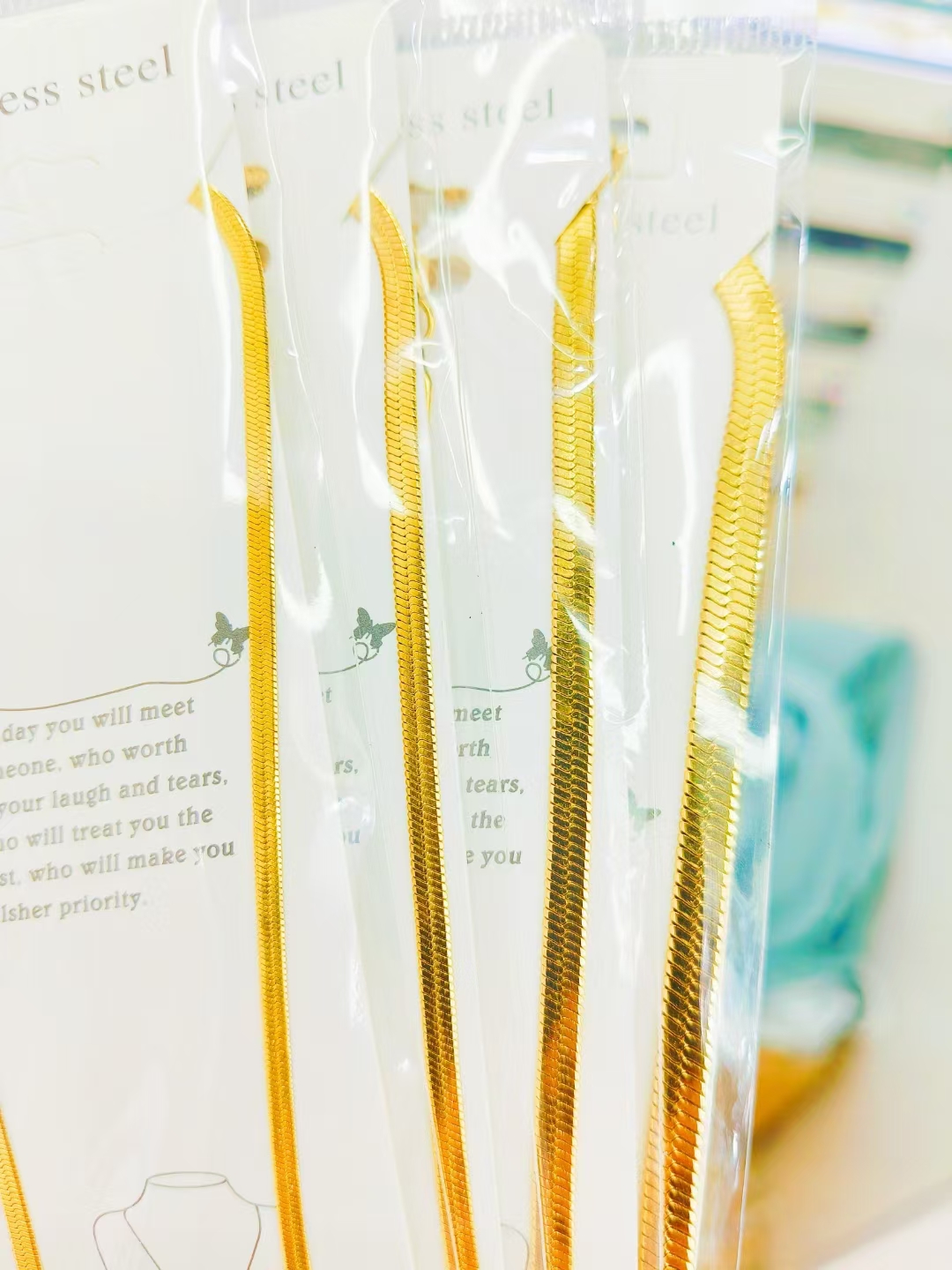 Interchangeable chains that can be worn as a minimalist necklace.