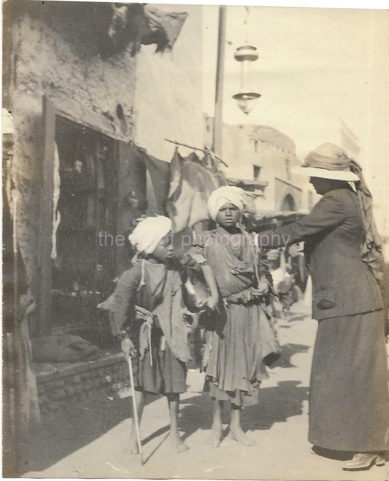 AN AMERICAN IN EGYPT 1920 Found Photo Poster painting bwSnapshot VINTAGE 19 28 F