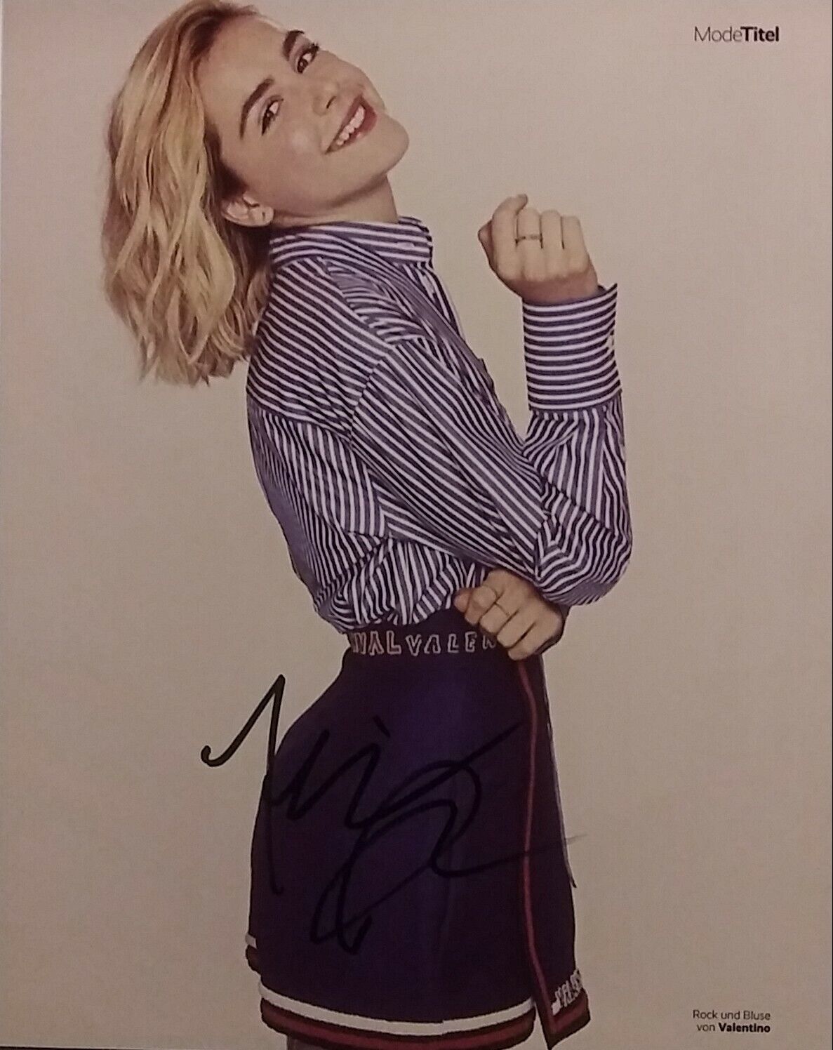 Kiernan shipka signed 8x10