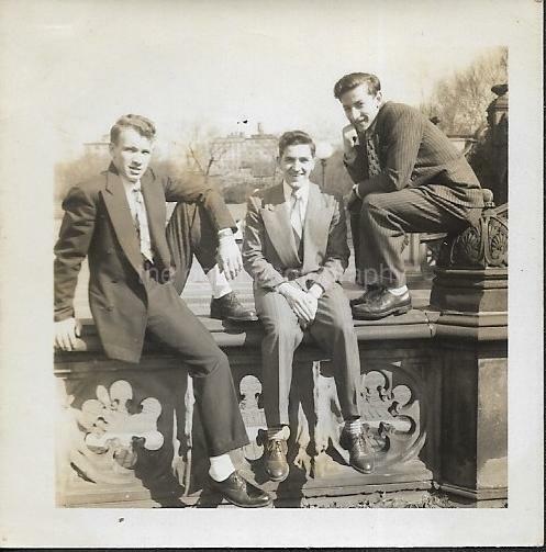 The Guys SMALL SNAPSHOT FOUND Photo Poster paintingGRAPH bw MEN FROM THEN Original JD 110 2 Z1