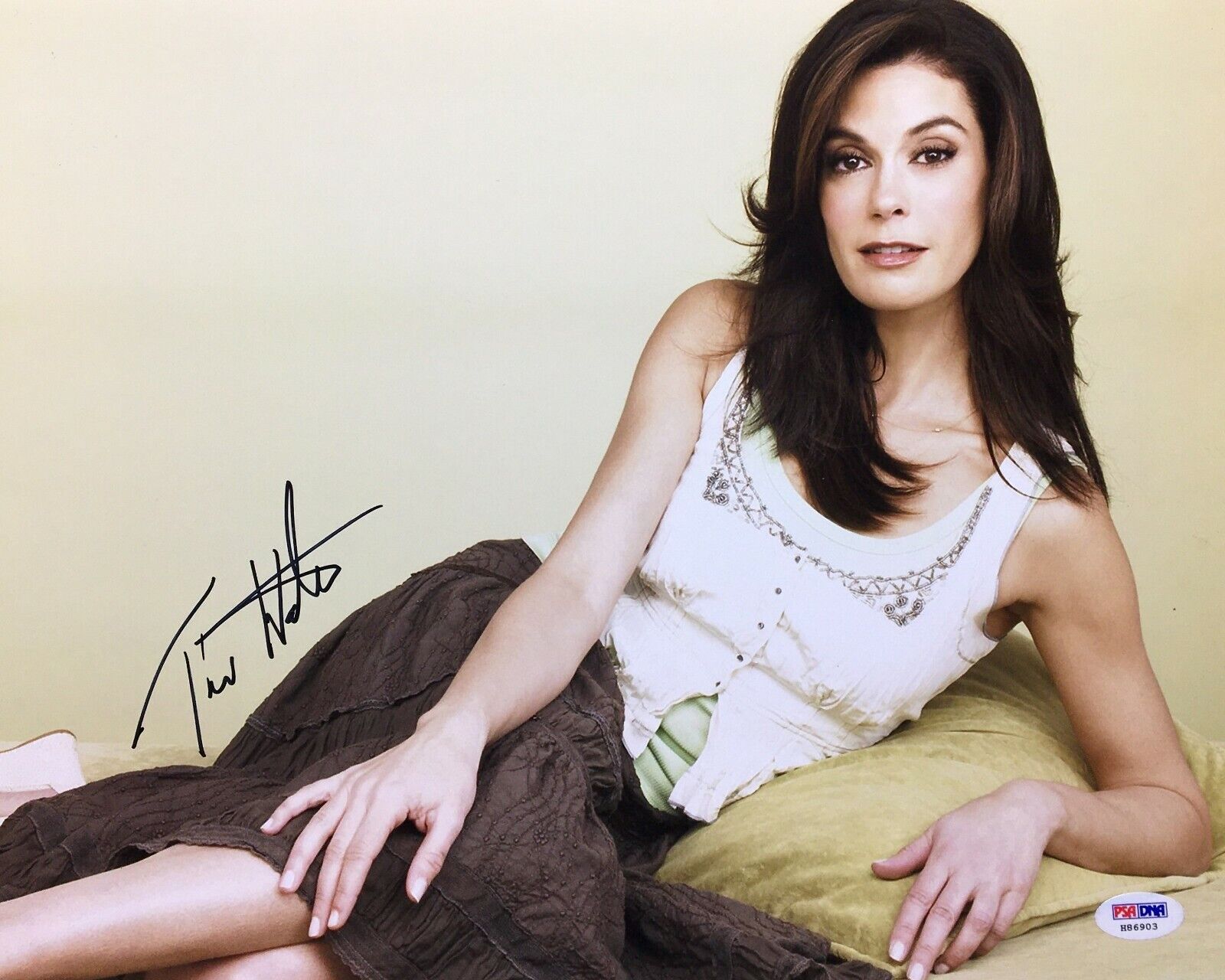 Teri Hatcher Signed 11x14 Photo Poster painting *Actress *Coraline *007 *Model PSA H86903