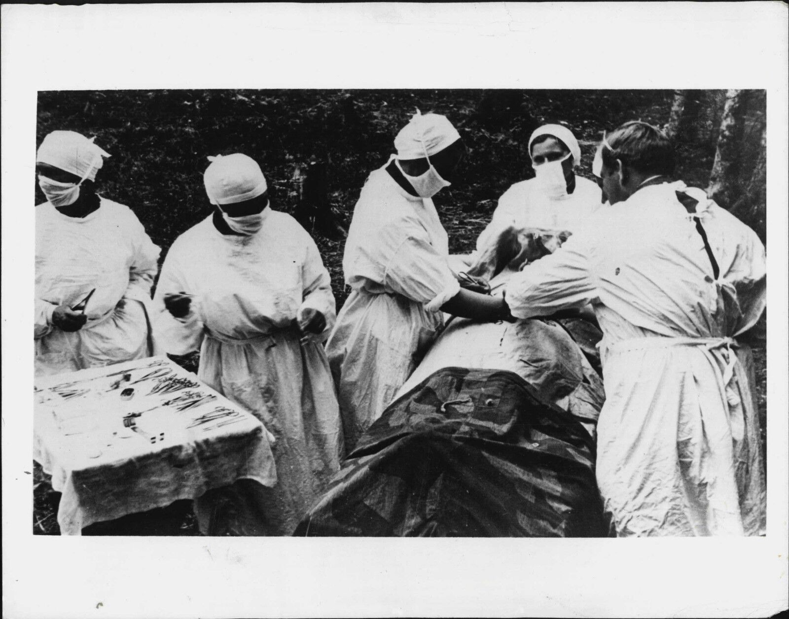 Russian Soviet Red Army Surgeons operate wounded soldier 1941 Press Photo Poster painting