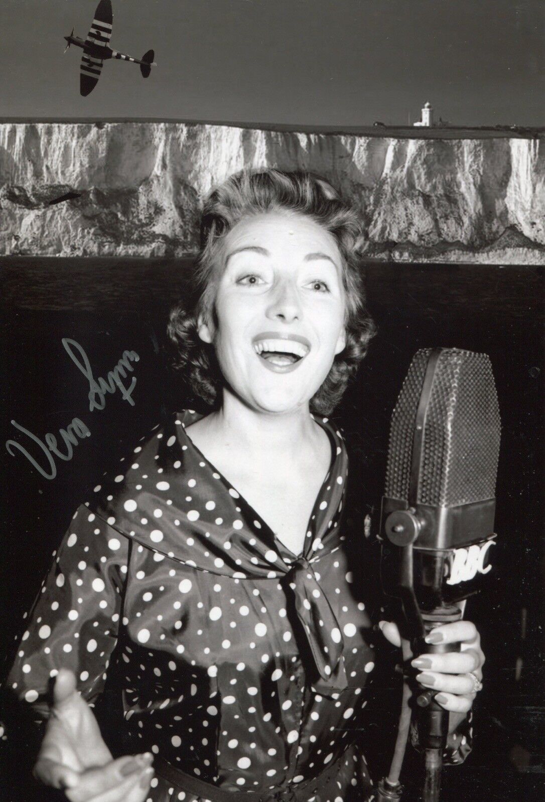 WW2 Forces sweetheart DAME VERA LYNN exclusive signed Photo Poster painting! UACC DEALER SIGNING