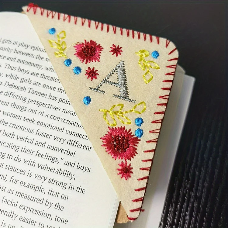 1pc Personalized Handmade Embroidery Corner Bookmarks, Cute Flower Letter Embroidery Bookmarks, Meaningful Gifts For Book Enthusiasts, Handmade, Felt Triangle Bookmark